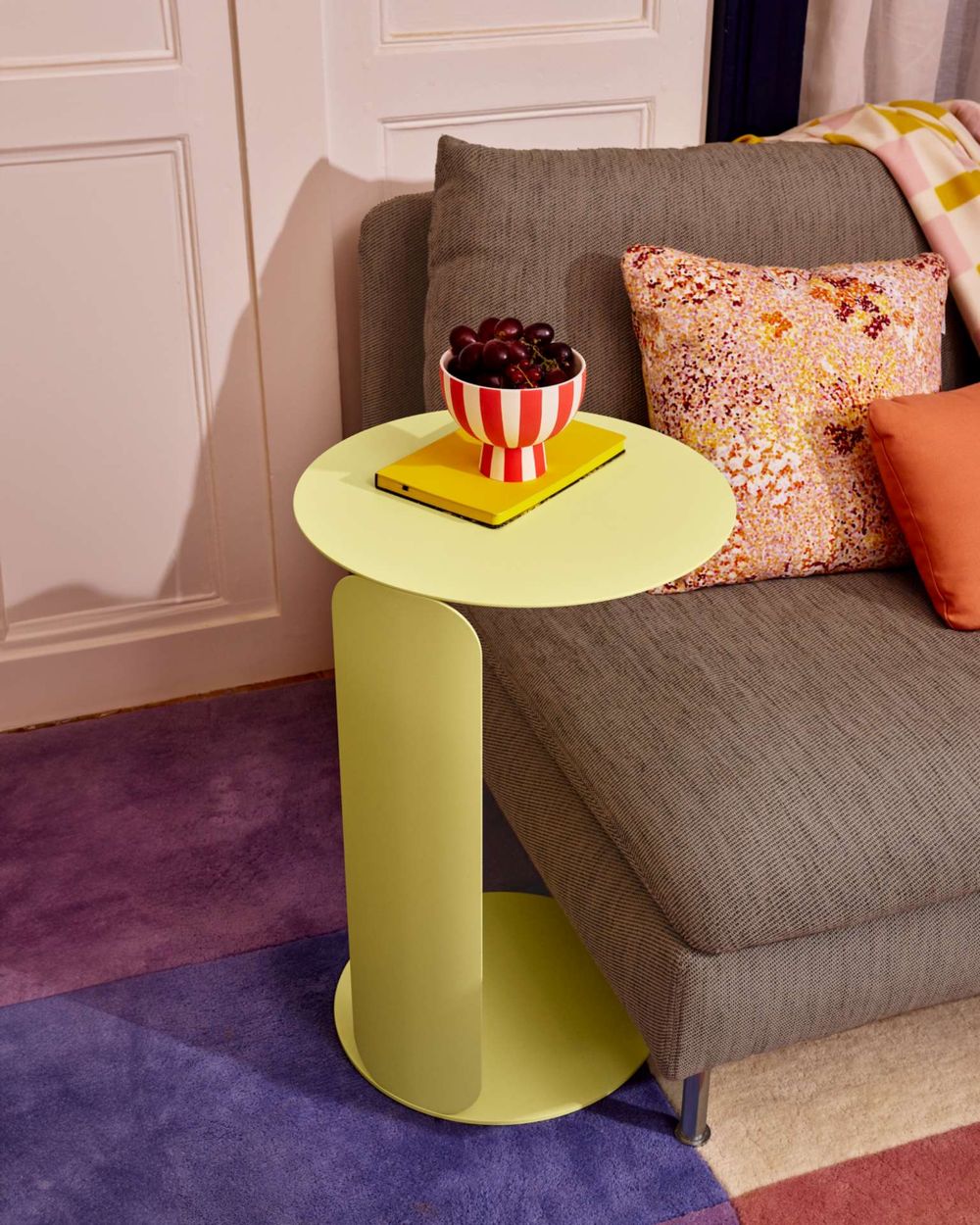 Bebop Outdoor Beistelltisch – Runder Gartentisch mit Sockelfuß 01 Baumwollweiß Bebop Outdoor Beistelltisch – Runder Gartentisch mit Sockelfuß E2 Orange