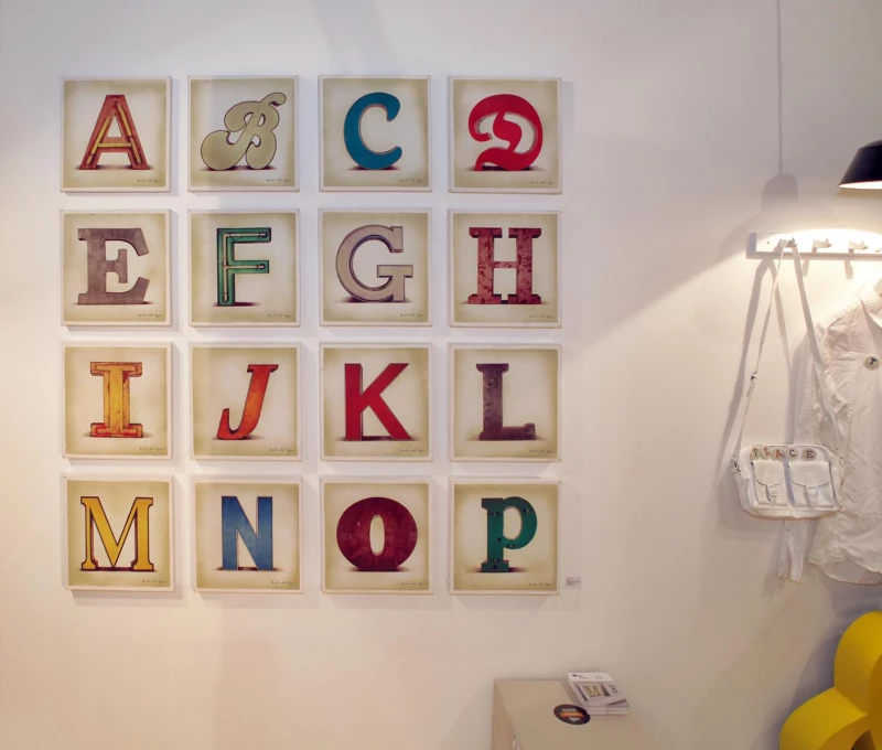 Leindwandbild aus Buchstaben von Good old Friends an einer weißen Wand