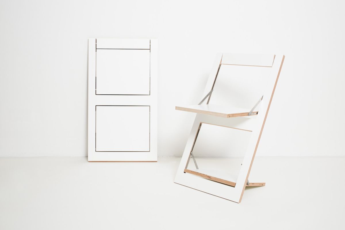 AMBIVALENZ Klappstuhl Fläpps weiß Weißer Klappstuhl Fläpps der Marke AMBIVALENZ einmal zugeklappt und daneben in aufgebauter Form