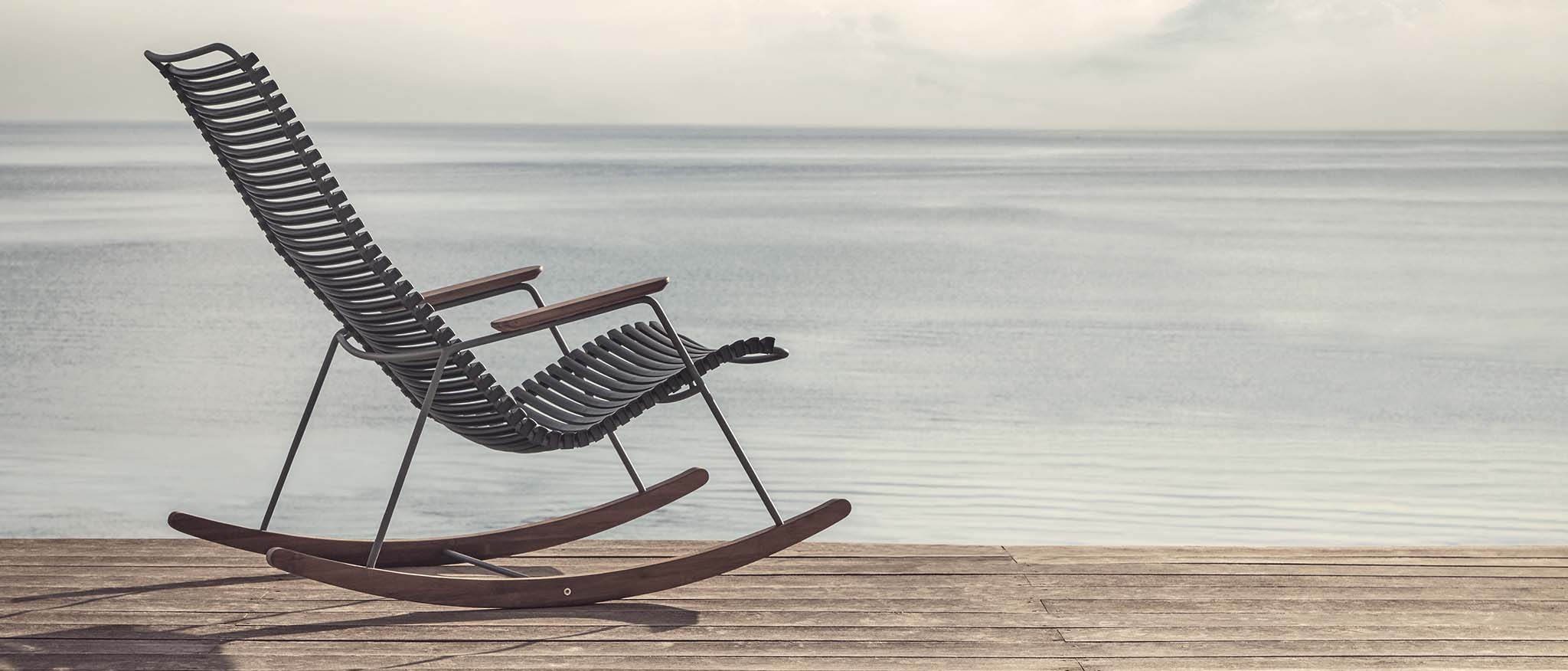 Moderner Schaukelstuhl von Houe mit dem Meer im Hintergrund