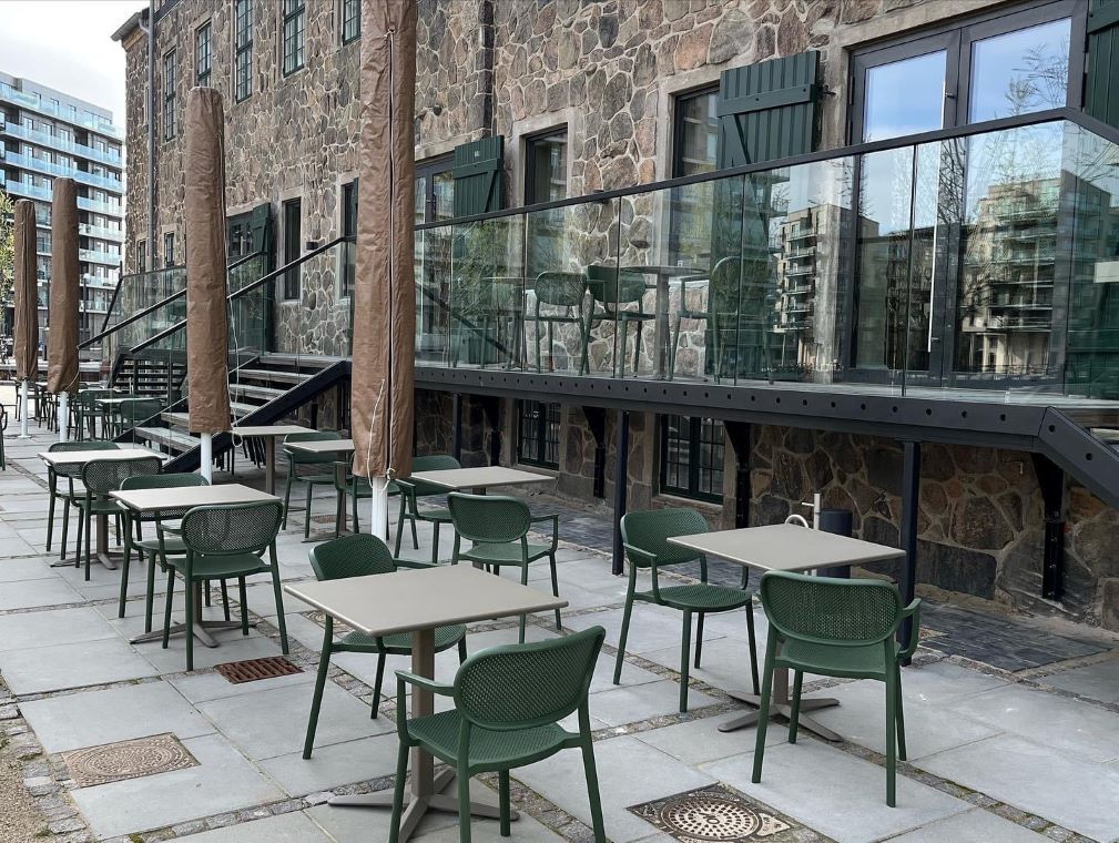 Bistromöbel Outdoor Designer Bistromöbel vor einer schicken Gastronomie