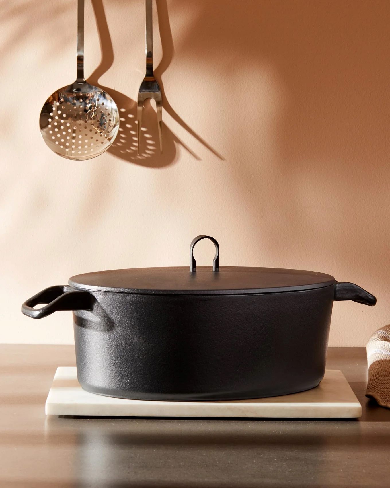 Kasserolle oval – Cocotte aus Gusseisen für Schmorgerichte, Serie La Cintura di Orione Kasserolle oval – Cocotte aus Gusseisen für Schmorgerichte, Serie La Cintura di Orione