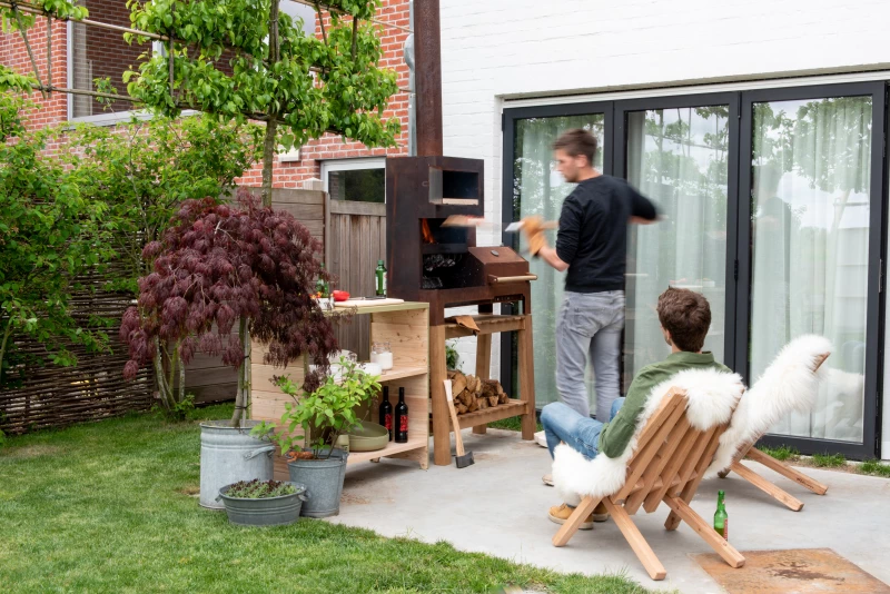 Weltevree Outdoorofen auf einer Terrasse