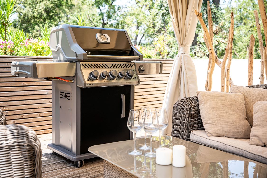 Gasgrill Special Edition ROGUE® SE 425 RSIB mit Infrarot Seiten- und Rückbrennern Gasgrill Special Edition ROGUE® SE 425 RSIB mit Infrarot Seiten- und Rückbrennern