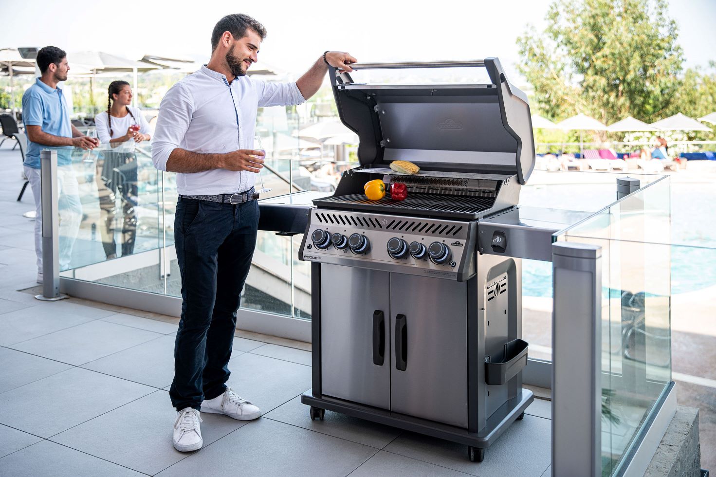 Propangasgrill ROGUE® SE 525 RSIB mit Infrarot-Seiten und Rückbrennern Propangasgrill ROGUE® SE 525 RSIB mit Infrarot-Seiten und Rückbrennern