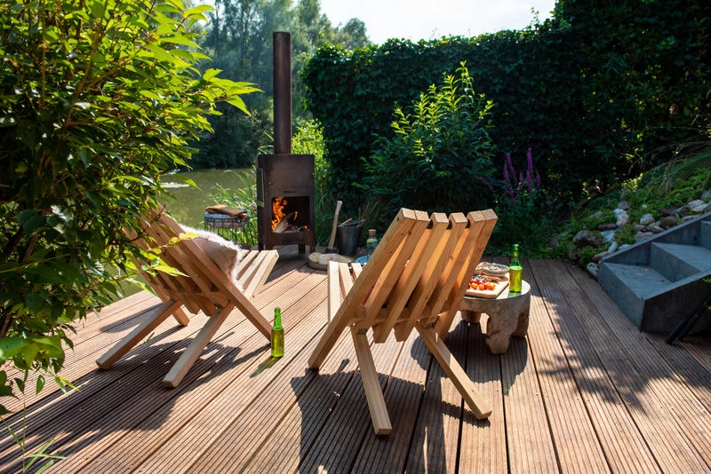 Gartenmöbel Weltevree Fieldchair Weltevree Fieldchair Gartenmöbel auf einer Holzterrasse