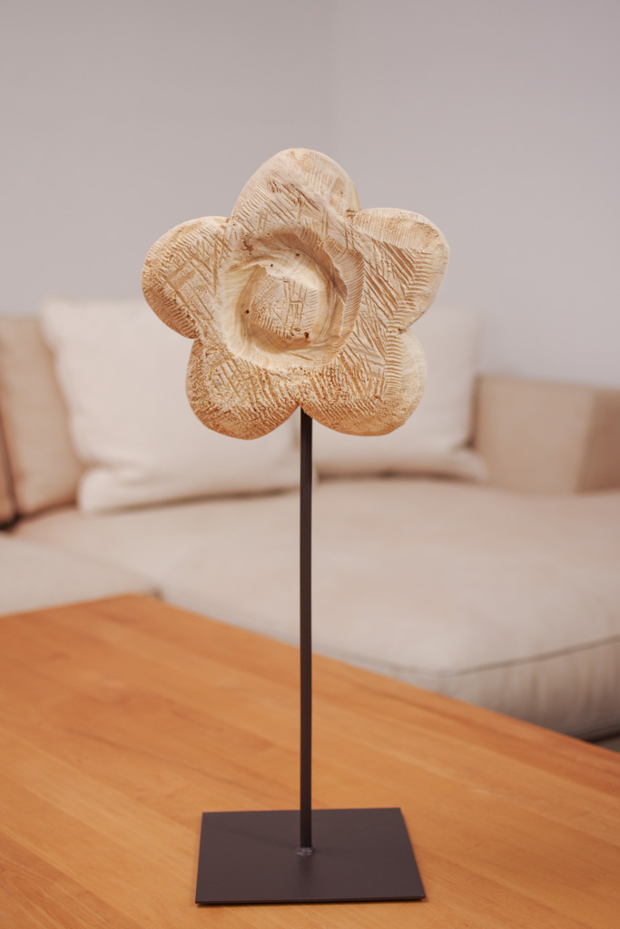 Holzblume auf Metallfuß, Höhe: 50 cm Holzblume auf Metallfuß, Höhe: 50 cm