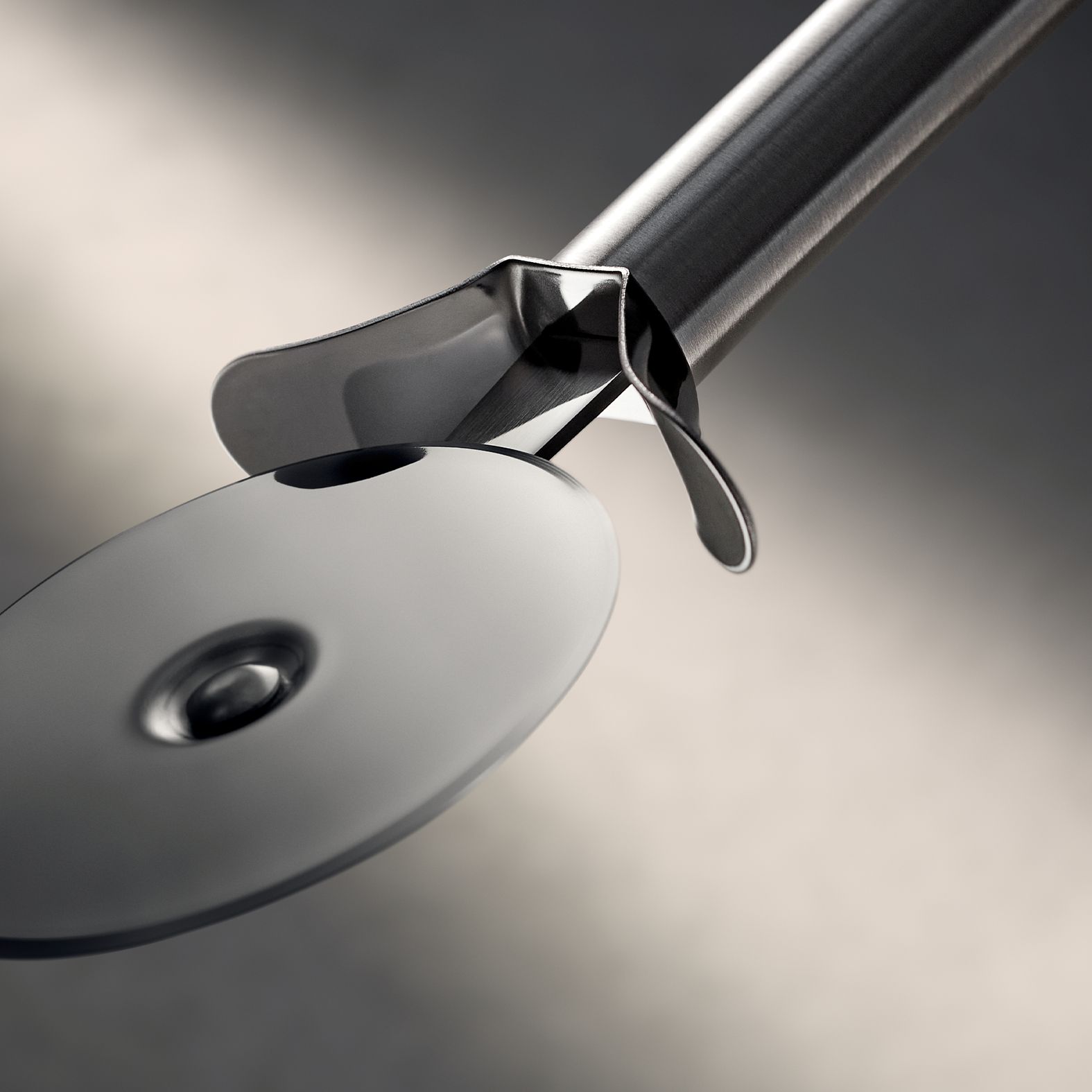 Profi Plus Pizzaschneider 20 cm mit scharfem Schneidrad