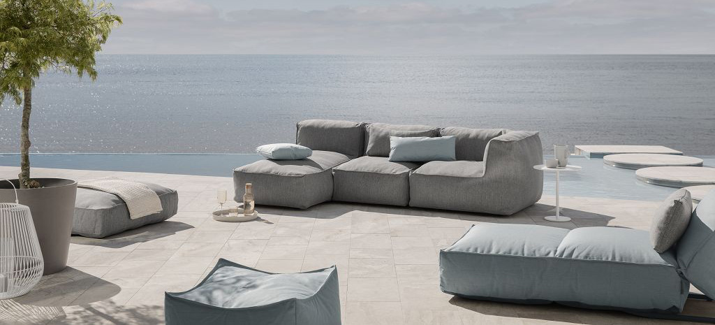 Beispiel für die Einrichtung einer Hotellounge auf einer Außenterrasse