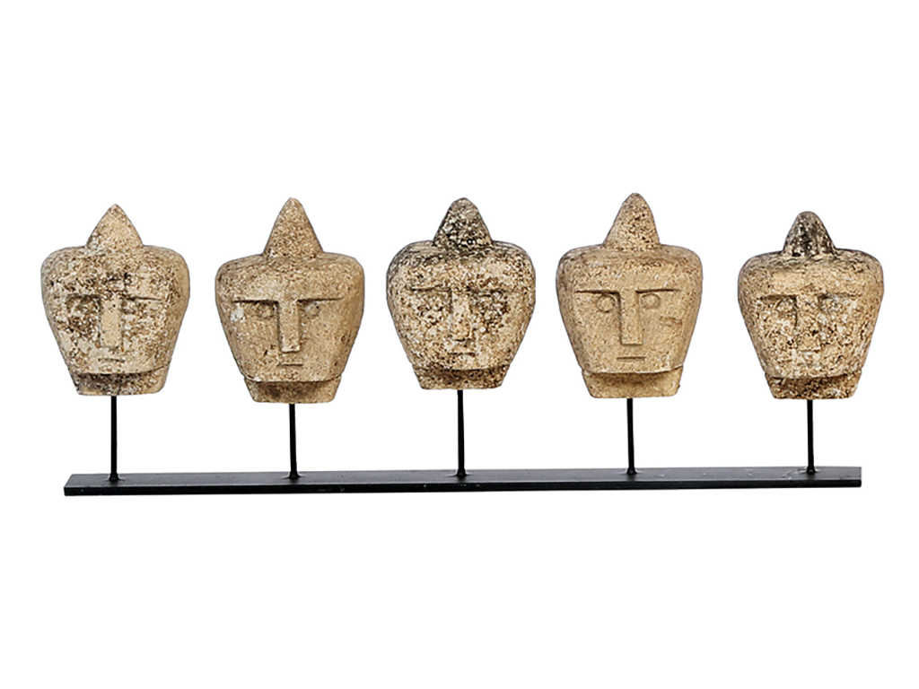 Buddhaköpfe aus Stein auf Eisenständer Buddhaköpfe aus Stein auf Eisenständer