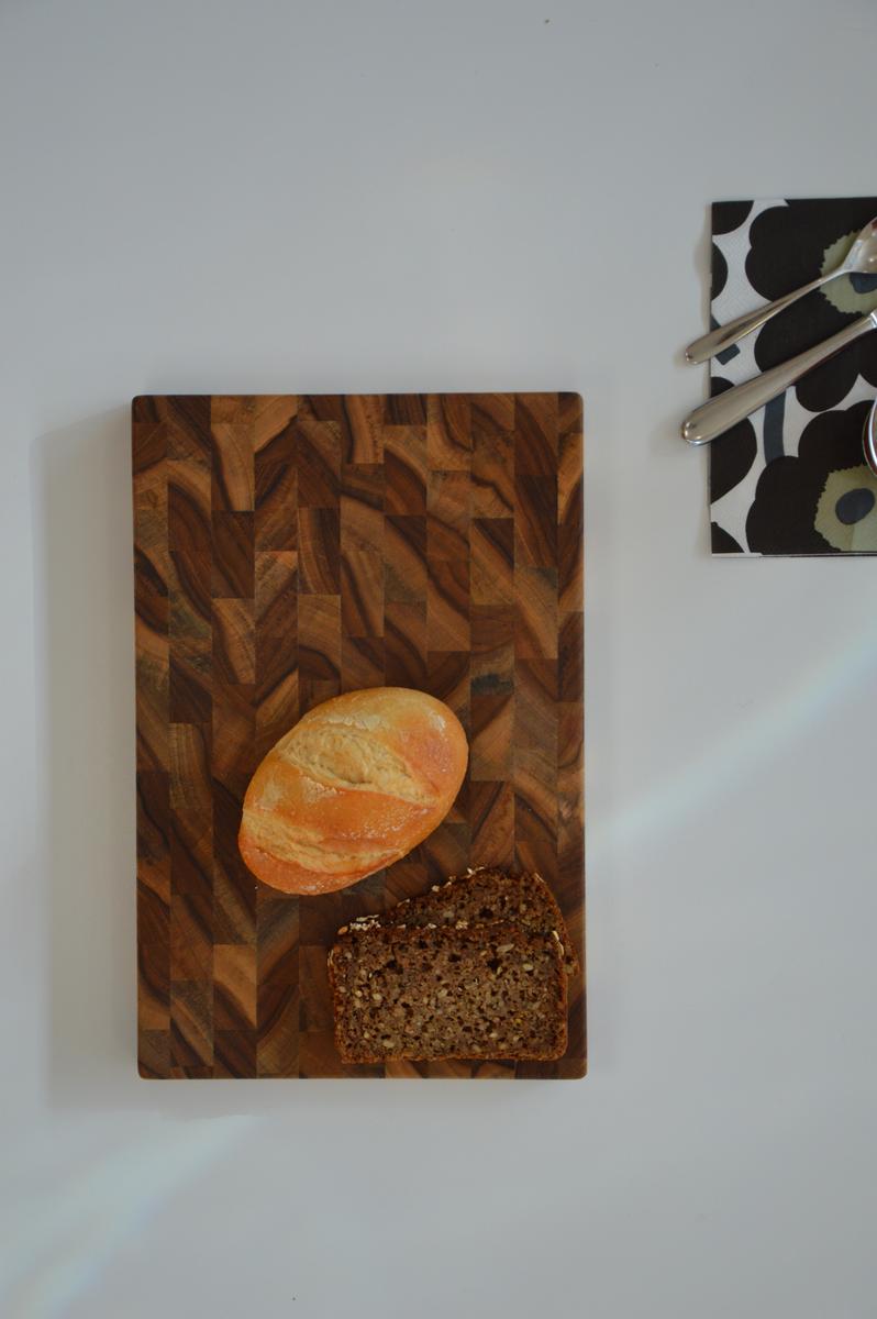 Jan Kurtz Schneidebrett Teak BOARD S Jan Kurtz Schneidebrett BOARD aus Teak mit tollem Holzmuster und Backwaren darauf