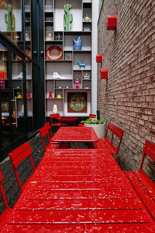 roter Gastrotisch Outdoor in einer Gasse in der Farbe rot