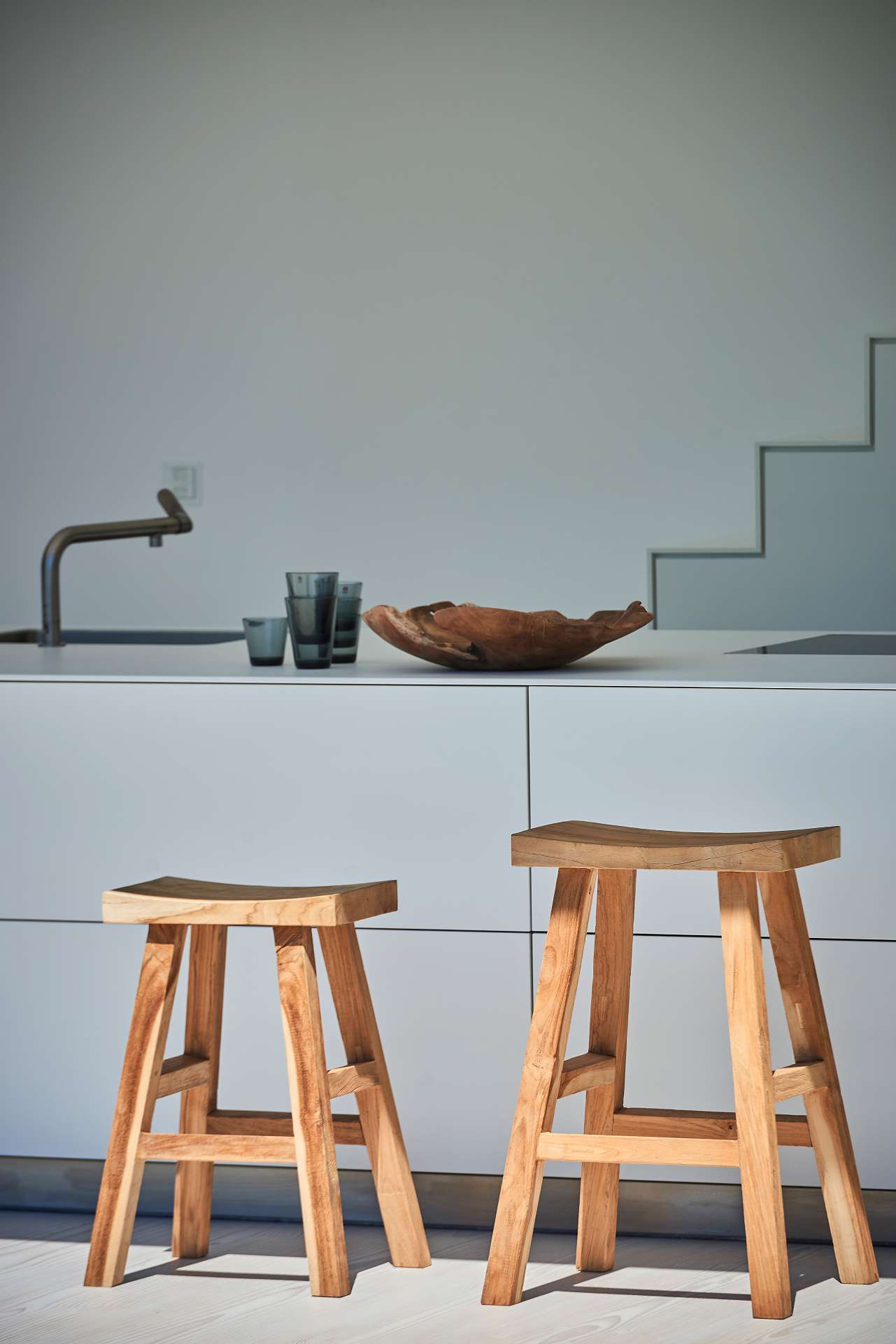 Barhocker Curve aus massivem Teakholz