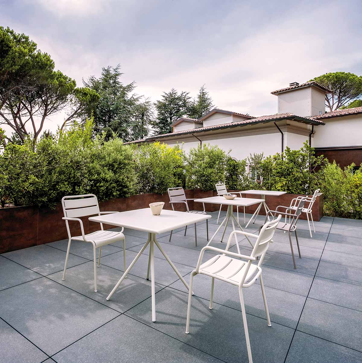 Twist Gartentisch Metall Dreibein Salbei 80 x 80 cm Rechteckig