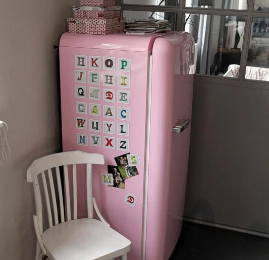Magnetbuchstaben Good old Friends Pinker Vintage Kühlschrank mit vielen Magnetbuchstaben daran
