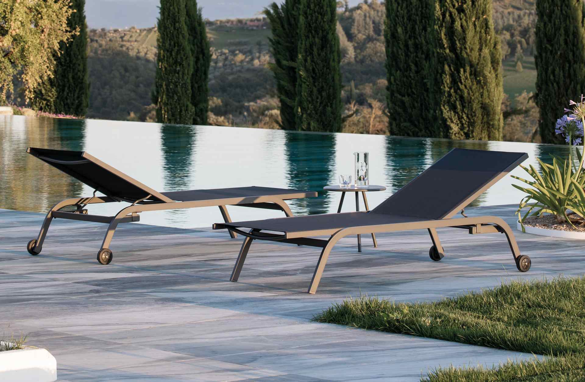 Firenze bequeme Sonnenliege mit Rollen Antikgrau / Anthrazit Firenze bequeme Sonnenliege mit Rollen Antikgrau / Anthrazit