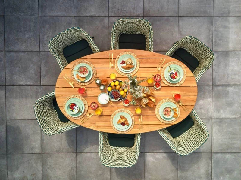 Beispiel für einen Outdoor-Tisch aus Teakholz der gut gereinigt ist