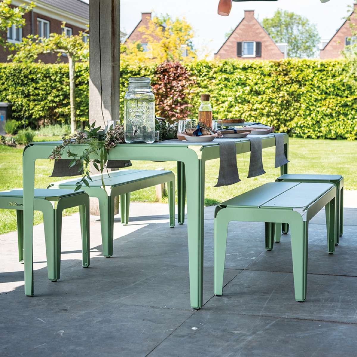 Weltevree Gartenmöbel Set mit Tisch und Sitzbänken in der Farbe grün