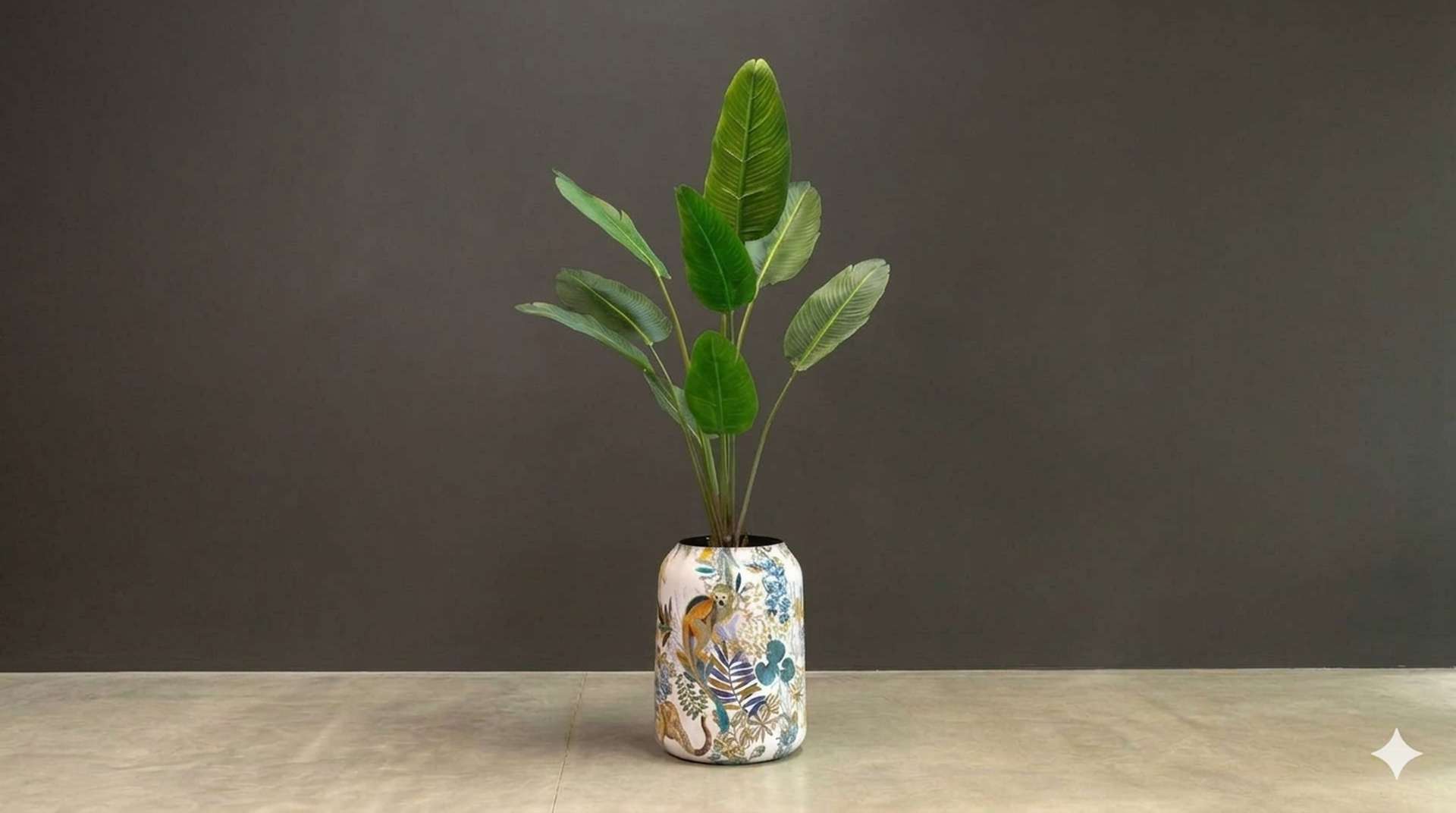 Strelitzie Kunstpflanze mit modernem Topf Strelitzie Kunstpflanze mit Topf Cobalt Jungle vor neutralem Hintergrund