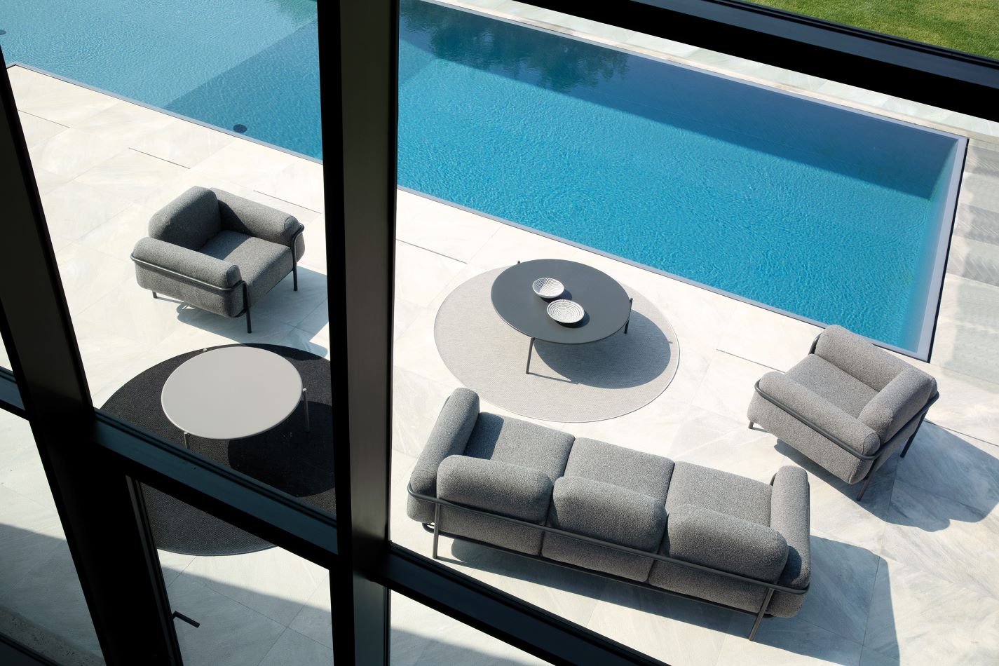 Hug 3-Sitzer Outdoor Sofa- Lounge Möbel Weiß-Braun Dunkelgrau