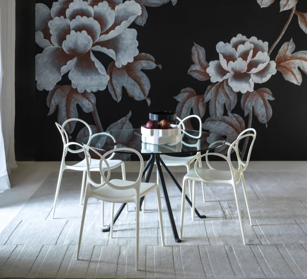 Luxus Essbereich mit tollen weißen Stühlen und einem Glastisch