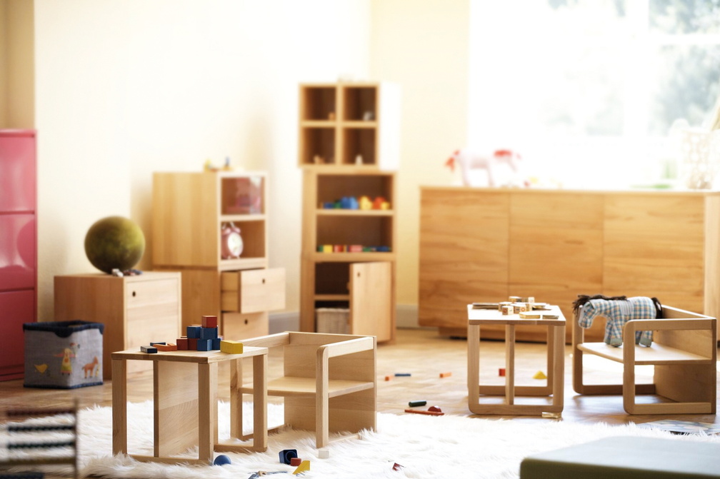 Kinderbank TIM mit integriertem Tischdesign aus Holz