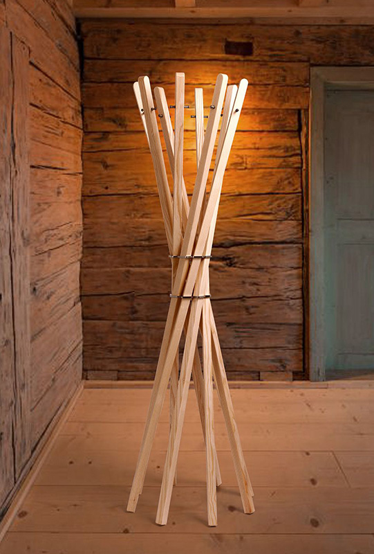 Standgarderobe Marylin von Keilbach schön angeleuchtet in einem Raum mit Holzwänden