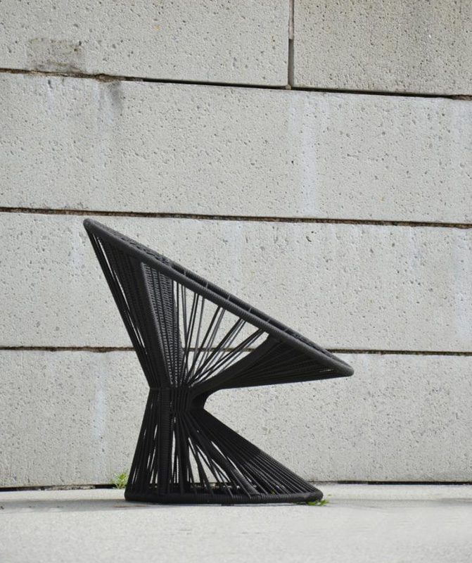 Stylischer Outdoor Loungesessel RAY in schwarz von Jan Kurtz, vor einer Beton-Wand