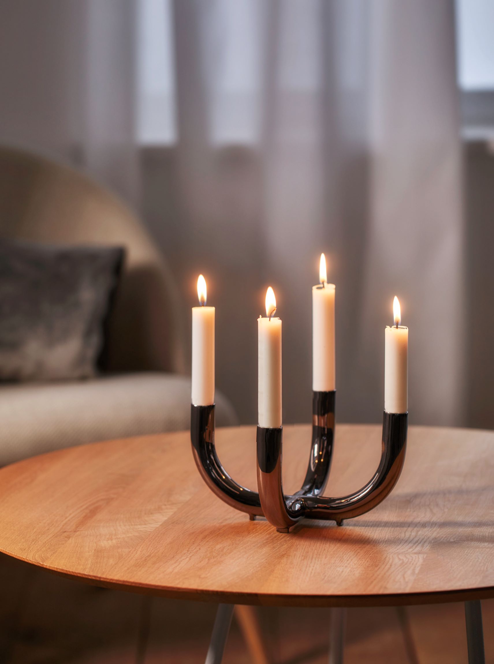 Salone Stabkerzenleuchter mit dunkler Titan-Beschichtung Salone Stabkerzenleuchter mit dunkler Titan-Beschichtung