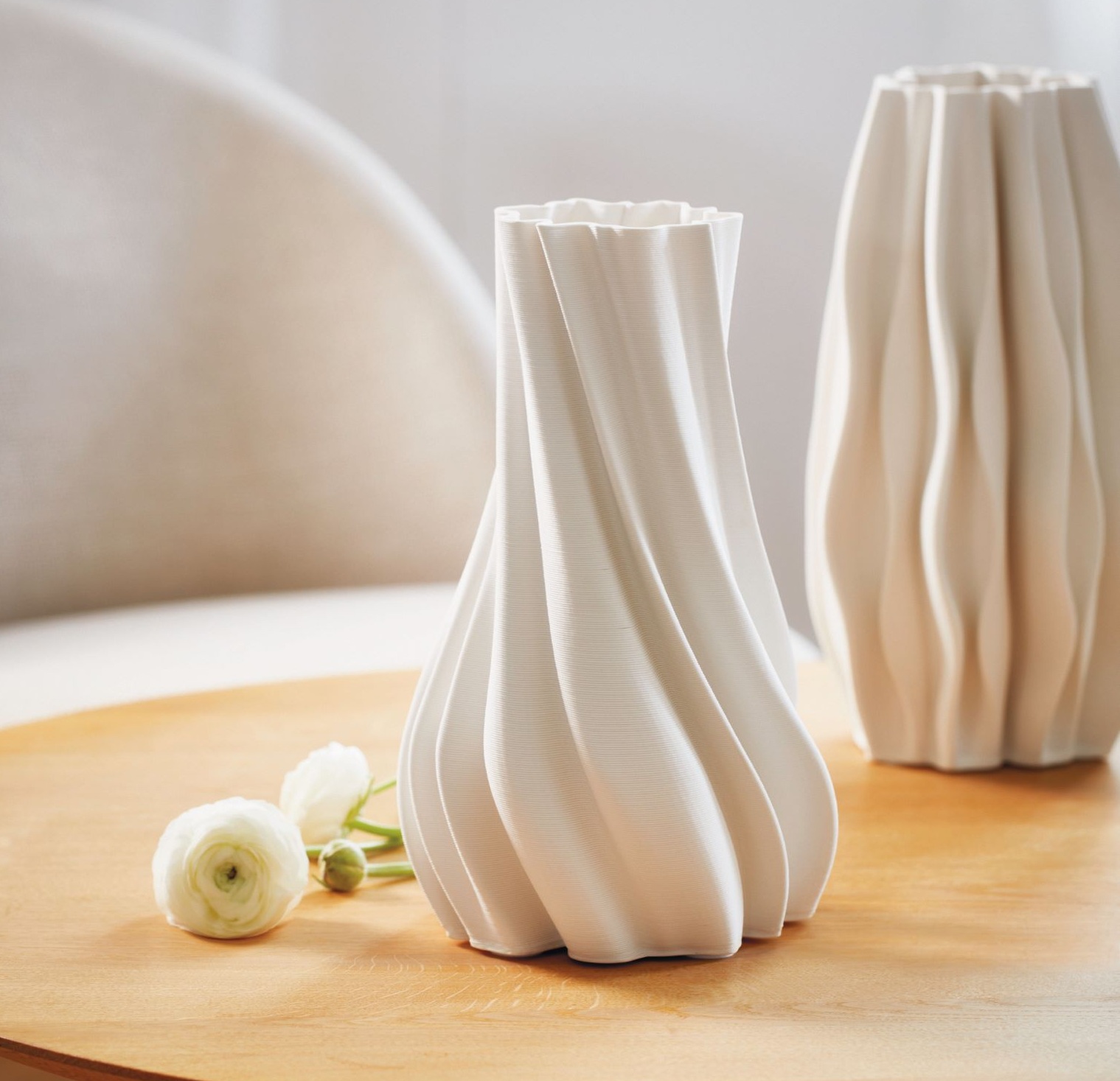 Moderne Frappee Vase von Philippi mit geschwungener Form in Weiß