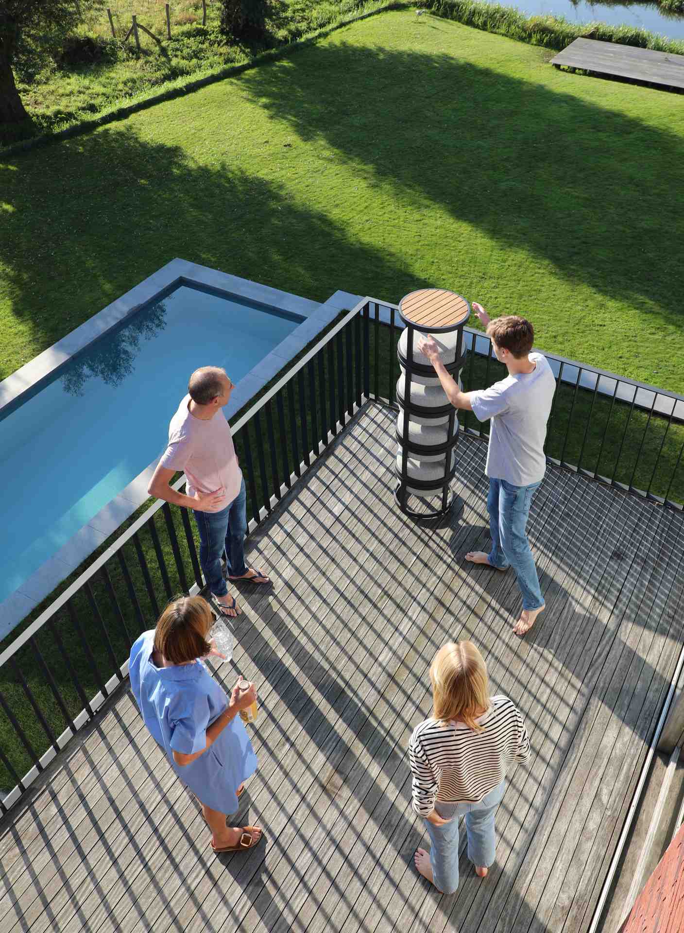 Totem Hocker Set + Coffee Table für den Garten Mokka