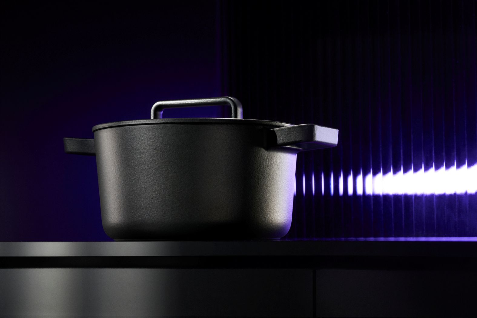 Flavour Gusseisen-Bräter mit Aromadeckel, Schwarz Flavour Gusseisen-Bräter mit Aromadeckel, Schwarz