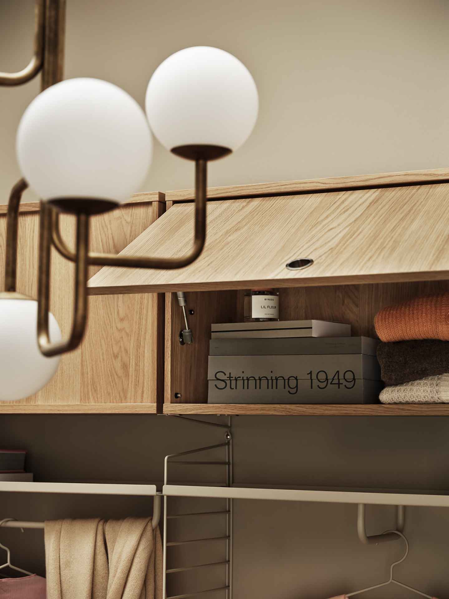 string_haengeschrank_klapptür4 String System Hängeschrank mit Klapptür 58/42/30 Dunkle Eiche