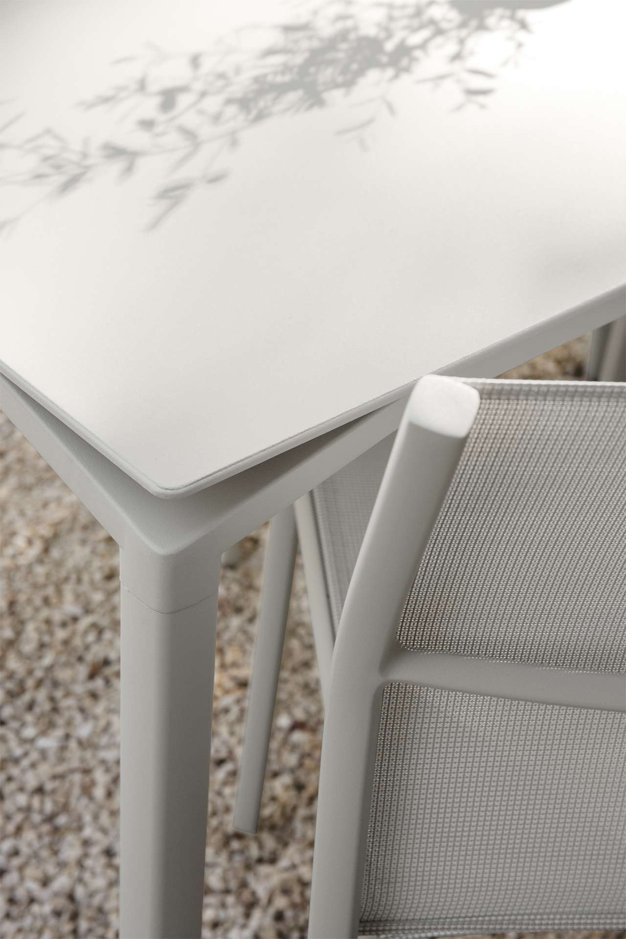 Großer Calvi Tisch Mineral 195x95 cm - Outdoortisch mit Dekton-Platte E2 Kandierte Orange E9 Weiß-Aeris