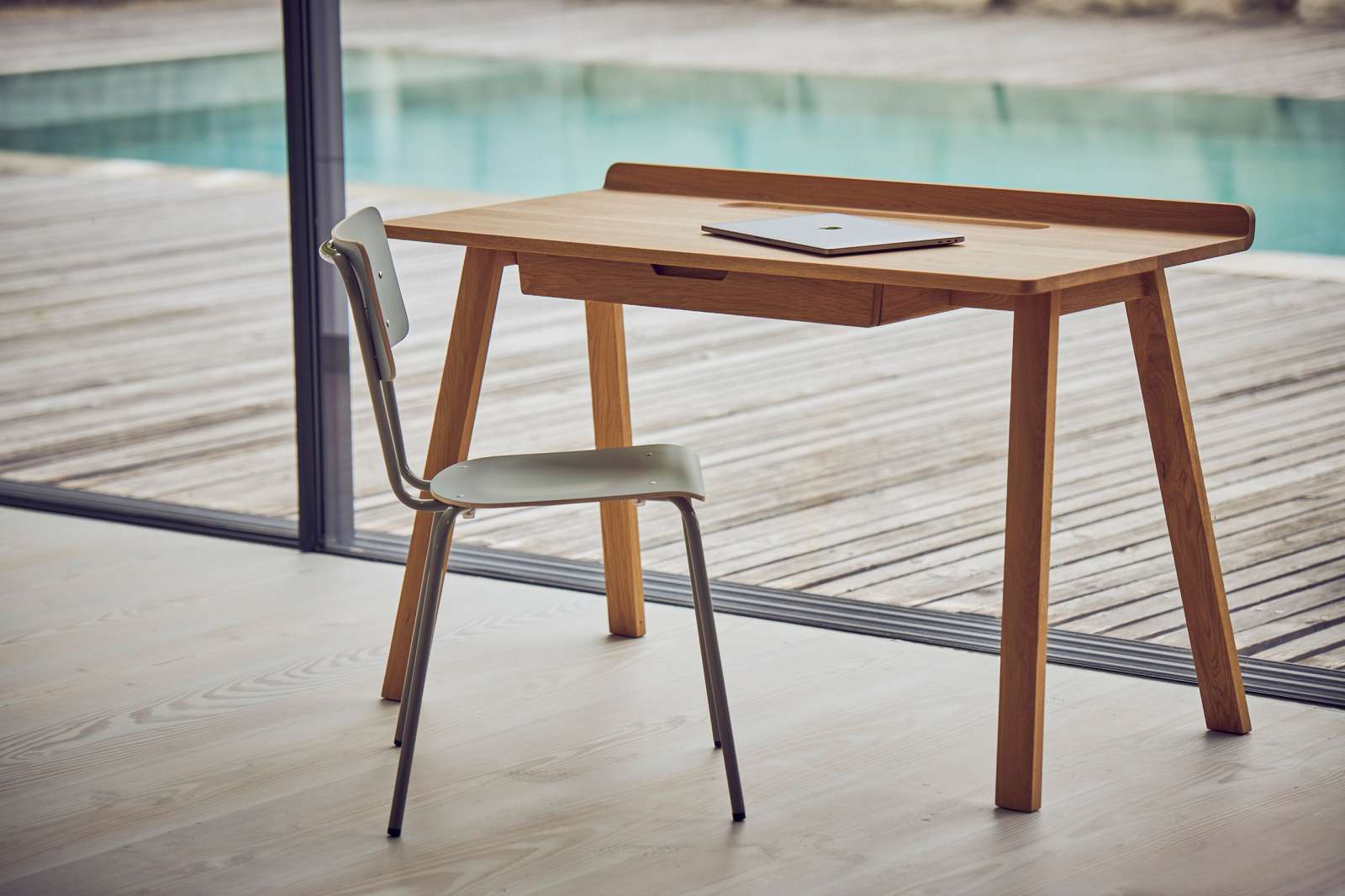 Jan Kurtz Schreibtisch Nara Holz Schreibtisch mit Schublade Nara der Marke Jan Kurtz mit einem Laptop darauf und einem Stuhl davor