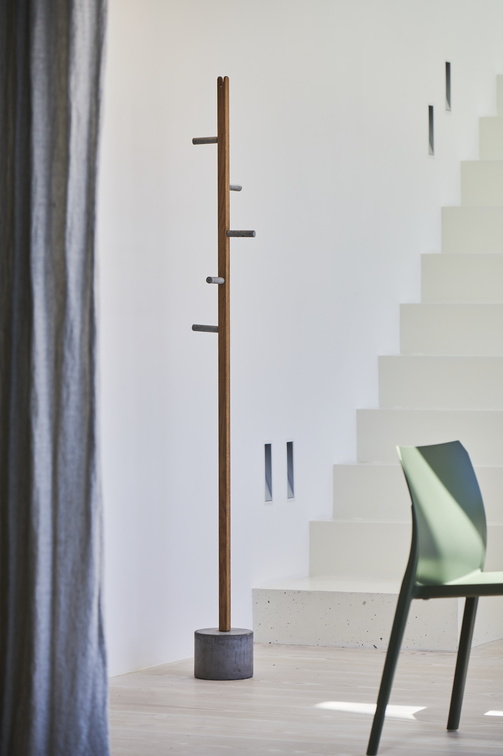 STICK Garderobenständer aus Eiche und Beton - Höhe 176 cm mit 5 Haken STICK Garderobenständer aus Eiche und Beton - Höhe 176 cm mit 5 Haken