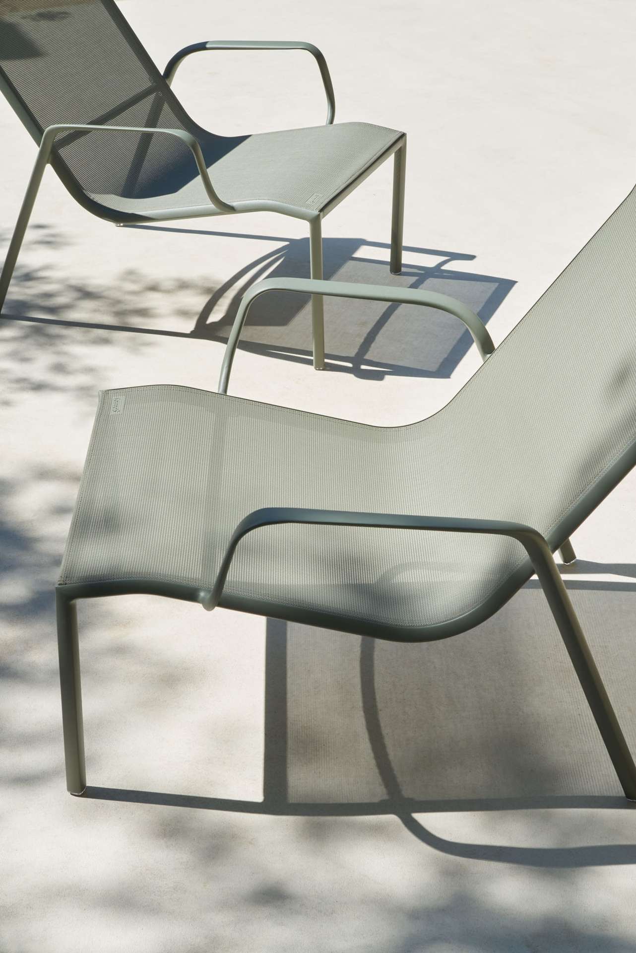 Cadiz Lounge-Sessel – Bequemer Outdoor-Sessel mit Armlehnen und hoher Rückenlehne A5 Lehmgrau