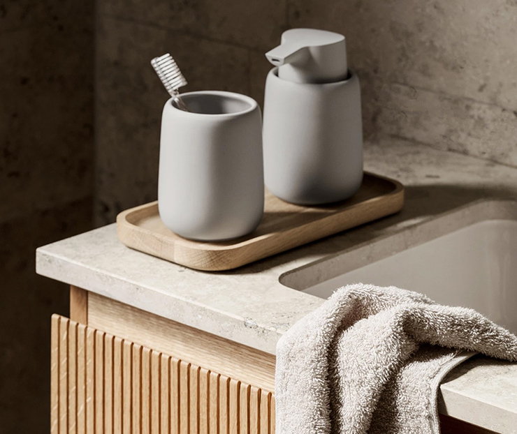 Sono Seifenspender Sono Seifenspender und Zahnputzbecher auf einem Holztablett neben einer Spühle