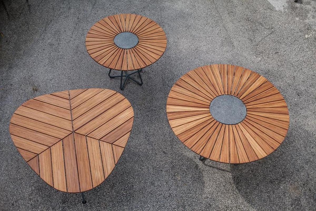 Zwei Varianten des runden Outdoor-Esstisches CIRCLE aus Teak vom Hersteller Houe