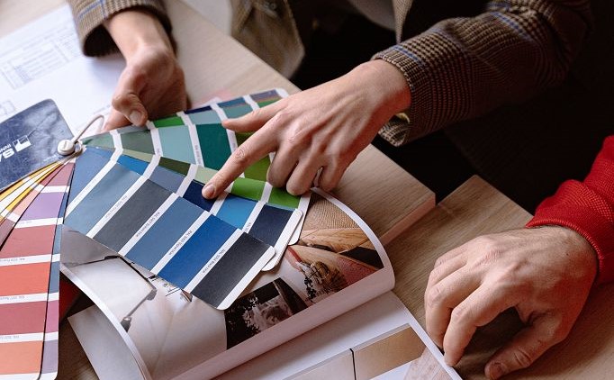 Mehrere Personen übernehmen die Farbberatung für einen Geschäftskunden
