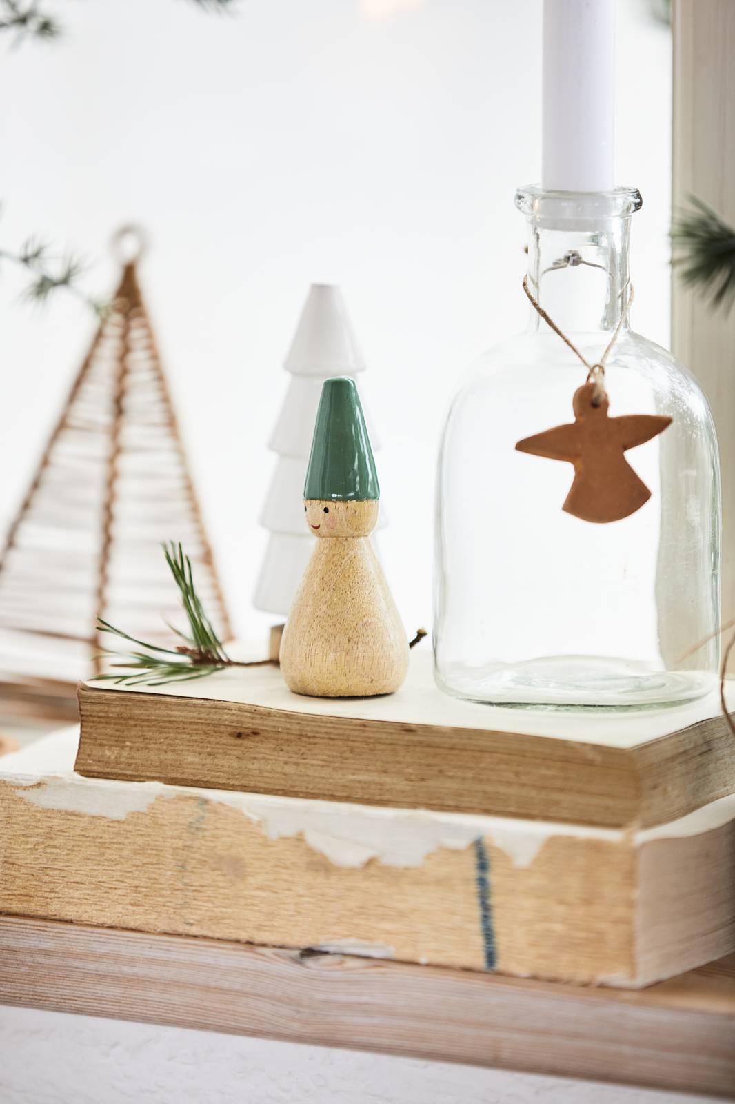 Holzfigur Ib laursen Deko Holzfigur Wichtelmännchen von Ib Laursen neben einer Glaskaraffe