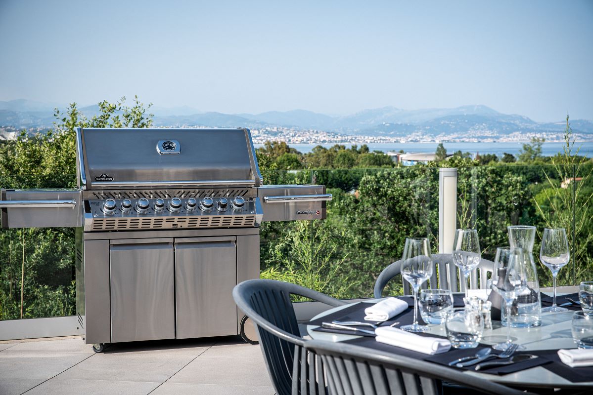 Prestige PRO™ 665 Propangasgrill mit Infrarot-Heck- und Seitenbrennern Prestige PRO™ 665 Propangasgrill mit Infrarot-Heck- und Seitenbrennern