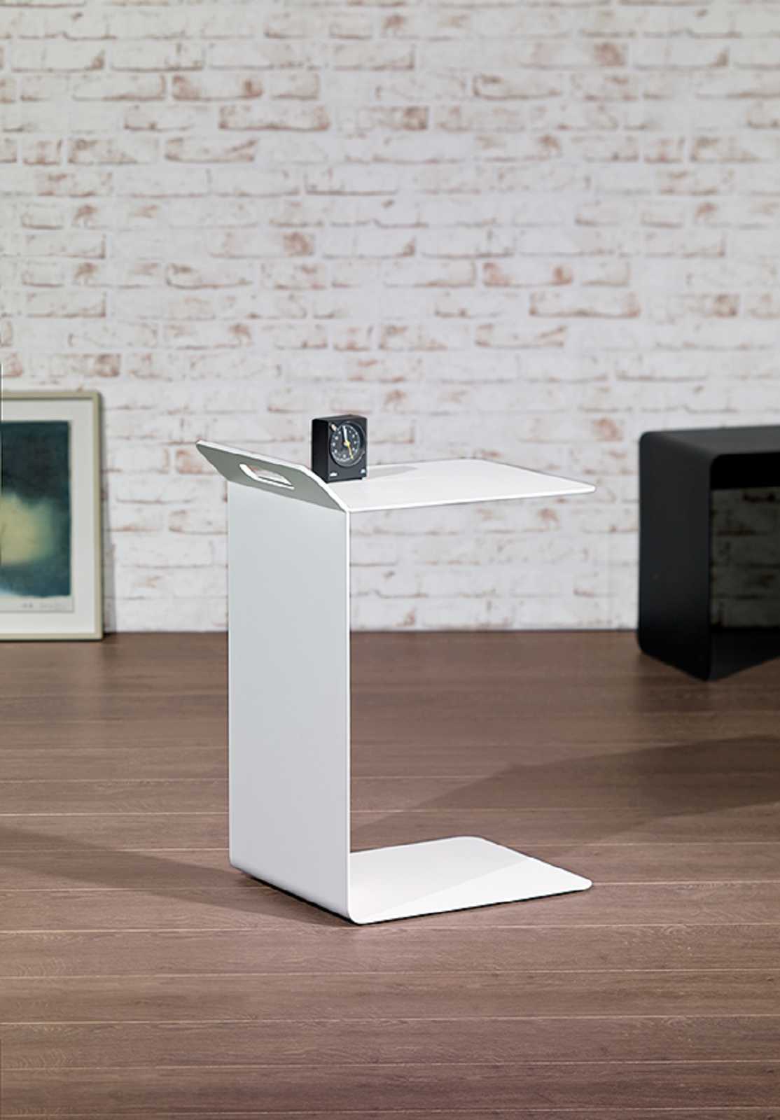 Pieperconcept Beistelltisch Murano weiß Weißer Beistelltisch Murano vom Hersteller Pieperconcept vor einer weiß gestrichenen Backsteinwand