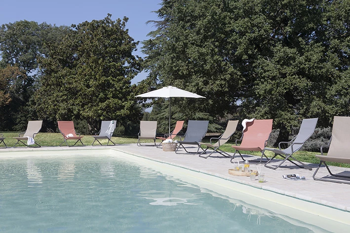 Outdoor Liegestühle Hotellounge Liegestühle für eine Hotellounge die leicht zu pflegen und reinigen sind