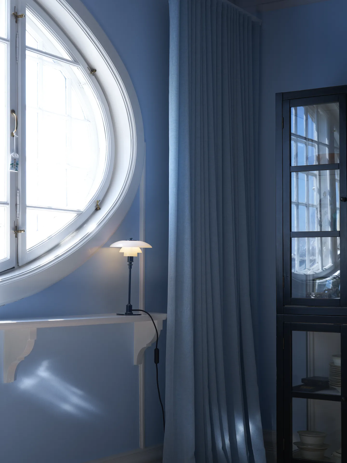 AW26-PH-2-1-Table-Deep-Blue-Interior-Close-Up-ON.webp PH 2/1 Tischleuchte Kabelgebunden Glossy Dunkelblau