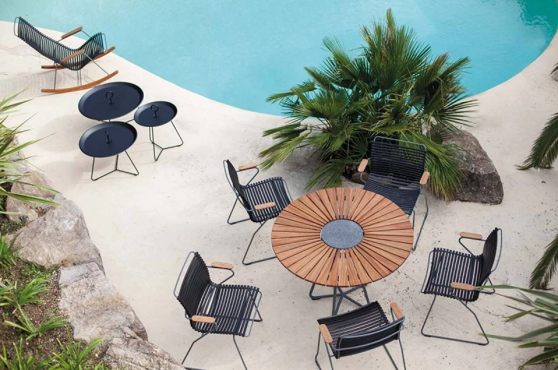 Schöner runder Outdoor Esstisch mit einer Tischplatte aus Holz der auch in der Gastronomie eine gute Figur macht