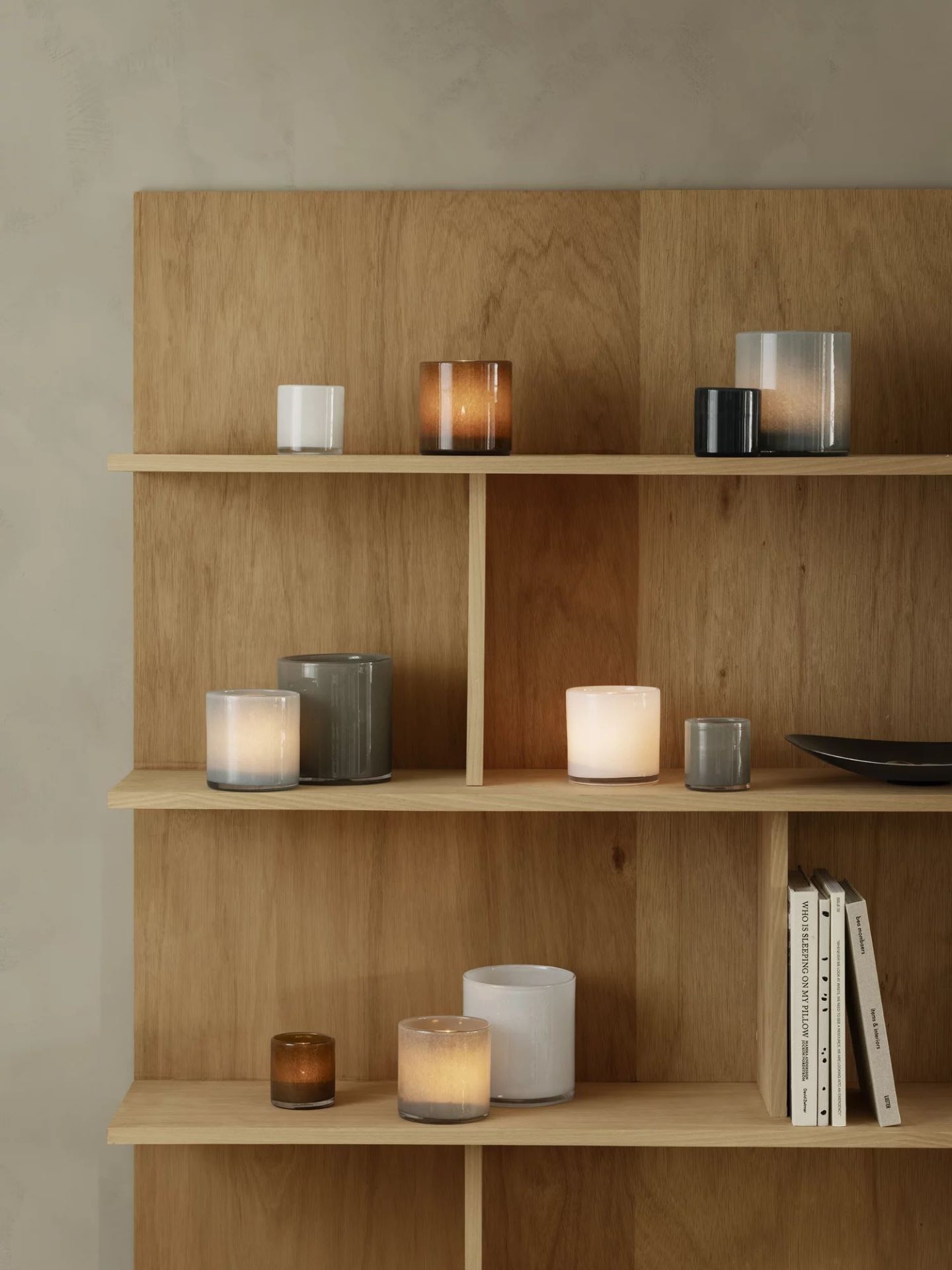 Saga Glaswindlicht farbig – elegantes Windlicht als Dekoration für Innen & Außen Saga Glaswindlicht farbig – elegantes Windlicht als Dekoration für Innen & Außen