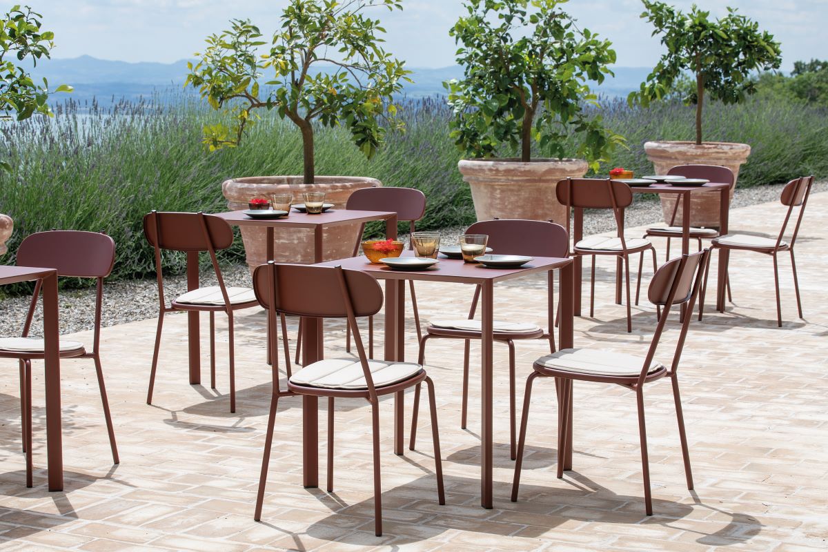 Bistromöbel in rot auf einer Terrasse mit Olivenbäumen