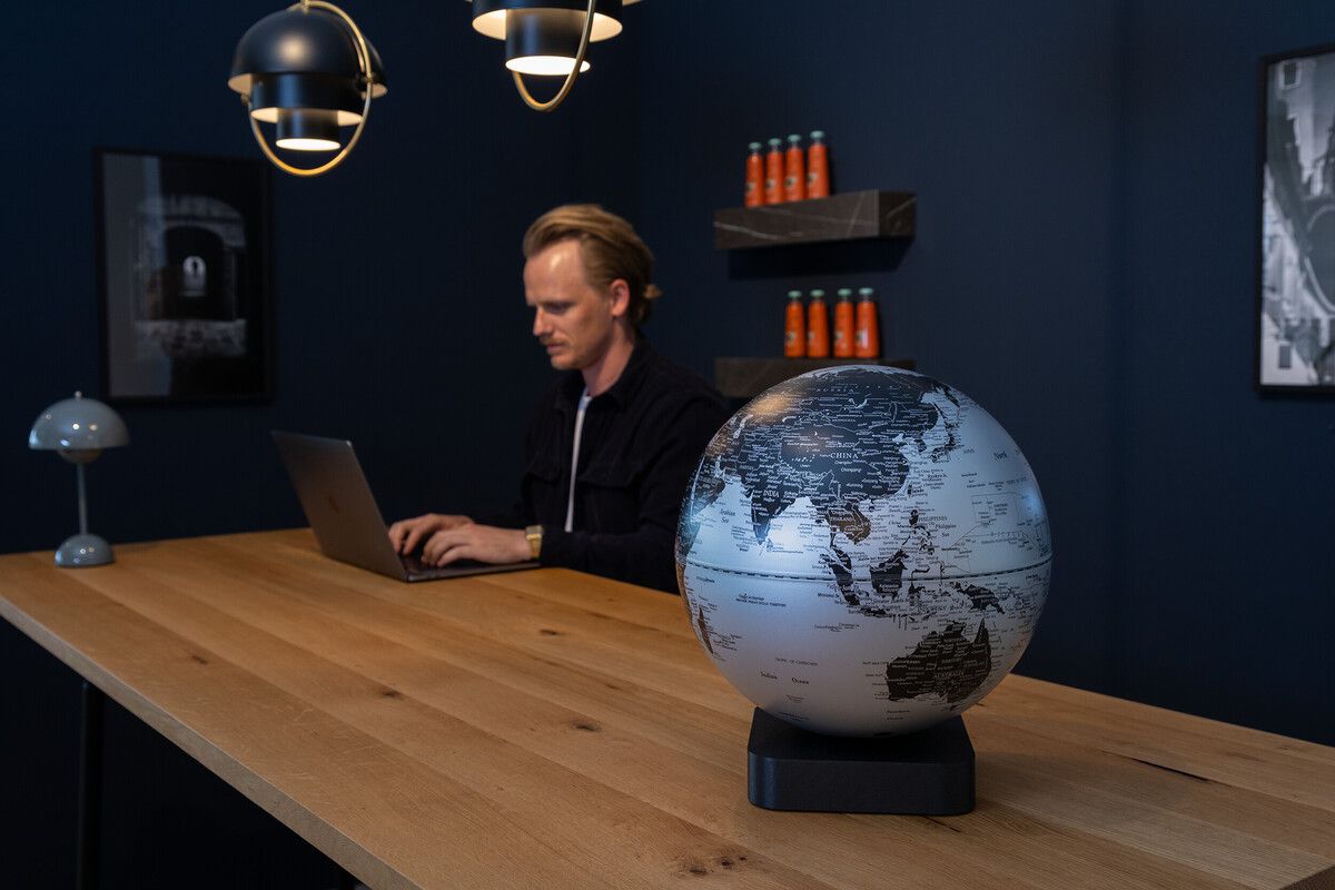 Globus "MAGNA ECO" mit Sockel Globus "MAGNA ECO" mit Sockel schwarz/Silber