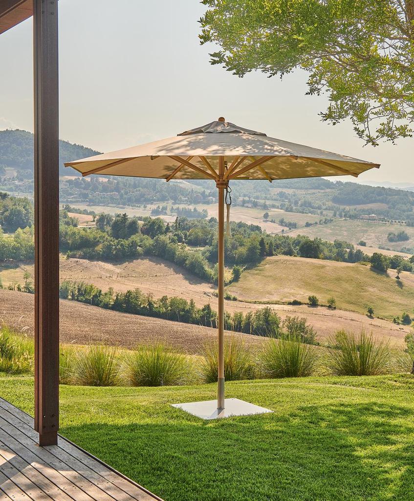 Sonnenschirm in beige der Marke Weishäupl vor einem idyllischen Hintergrund